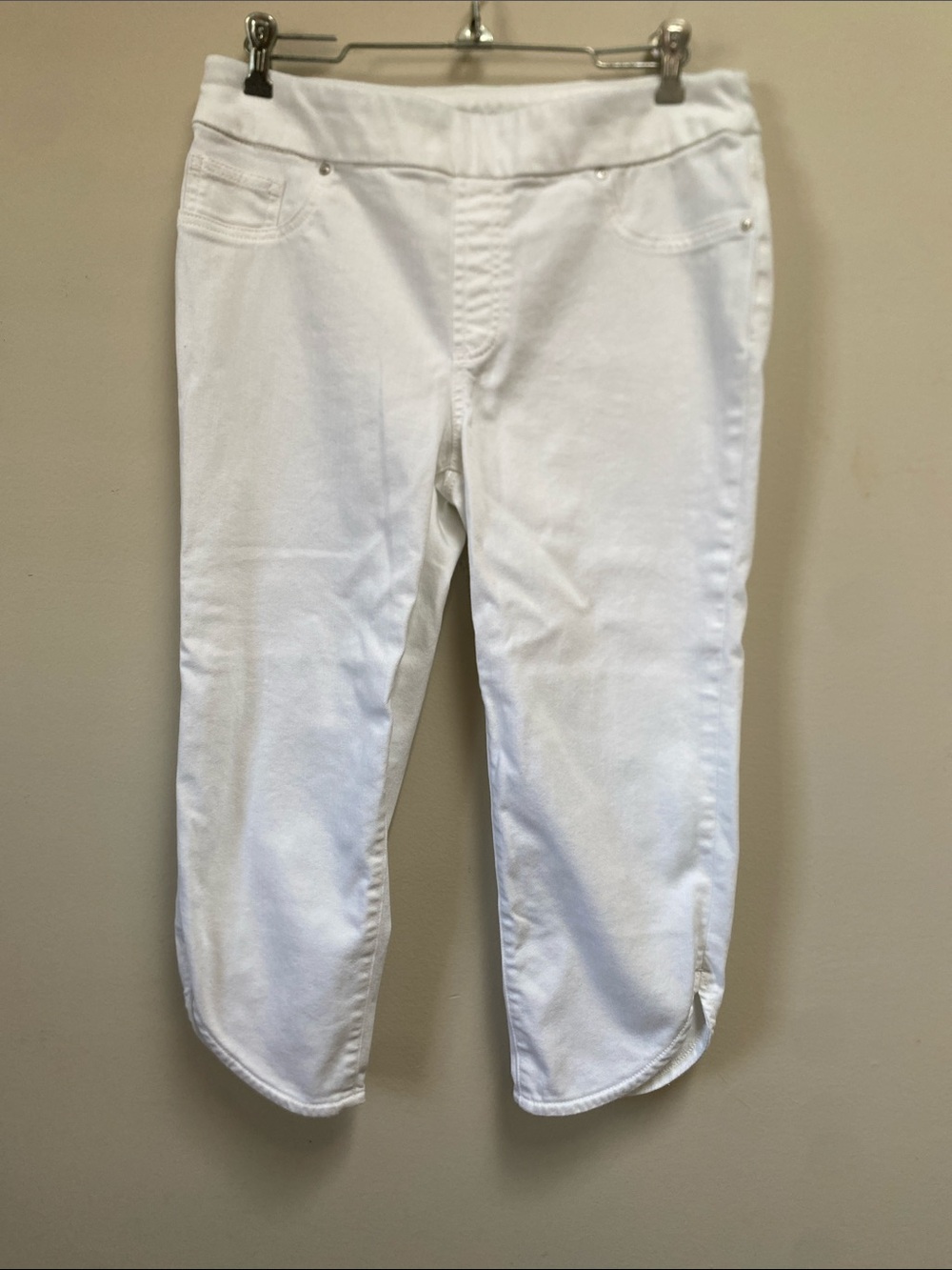 Chico's White PULL ON CHAPRI Jeans